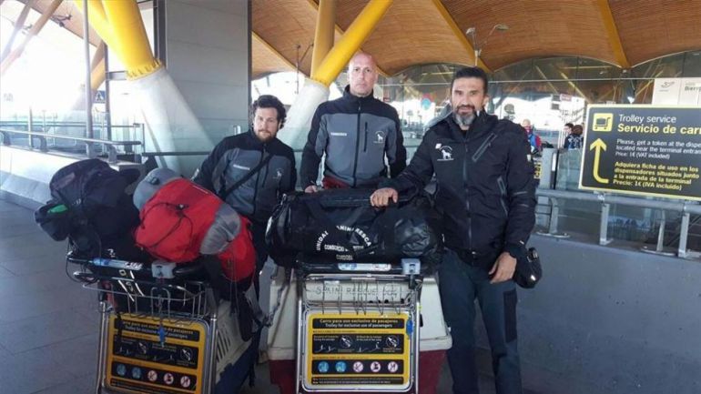 Tres bomberos cordobeses buscarán con sus perros supervivientes del terremoto de Quito Tres bomberos cordobeses buscarán con sus perros supervivientes del terremoto de Quito