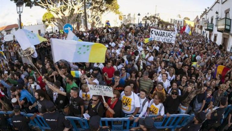 Manifestantes protestan contra José Manuel Soria en 2014 en Telde Manifestantes protestan contra José Manuel Soria en 2014 en Telde