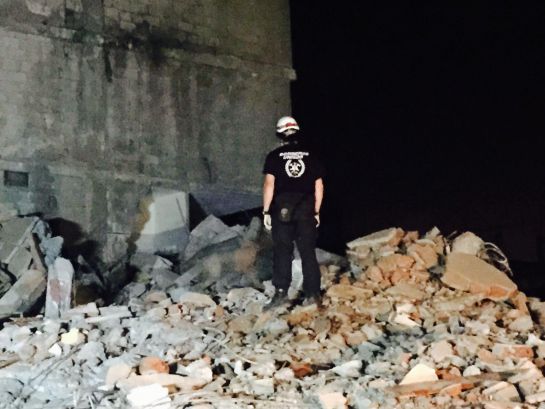 Sira y Wudu buscan durante horas, cada día, a supervivientes del terremoto entre las montañas de escombros Sira y Wudu buscan durante horas, cada día, a supervivientes del terremoto entre las montañas de escombros