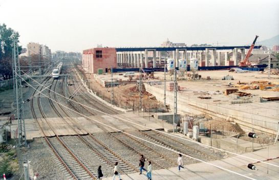 1993 - Peatones transitando por las vías antes de la finalización de las obras de la nueva estación de Córdoba 1993 - Peatones transitando por las vías antes de la finalización de las obras de la nueva estación de Córdoba