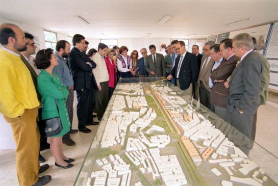 1993 - Vecinos, políticos y técnicos ante el proyecto de Plan Renfe 1993 - Vecinos, políticos y técnicos ante el proyecto de Plan Renfe