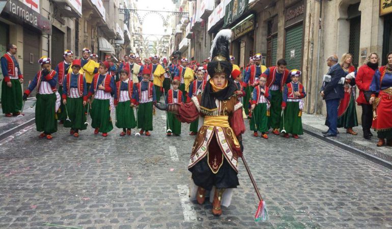 Moros y cristianos ya guerrean en Alcoy Moros y cristianos ya guerrean en Alcoy