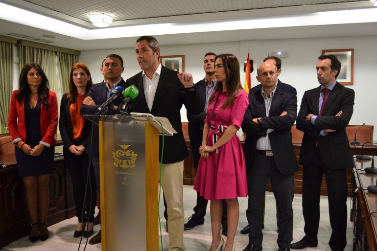 El alcalde de Mijas (Málaga) con sus concejales y dirigentes provinciales de Ciudadanos en esta provincia El alcalde de Mijas (Málaga) con sus concejales y dirigentes provinciales de Ciudadanos en esta provincia
