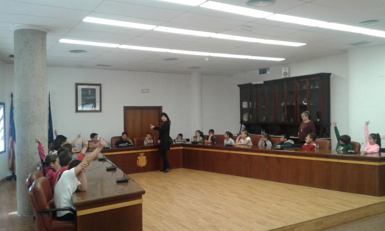 Los niños han ocupado los asientos del salón de plenos Los niños han ocupado los asientos del salón de plenos