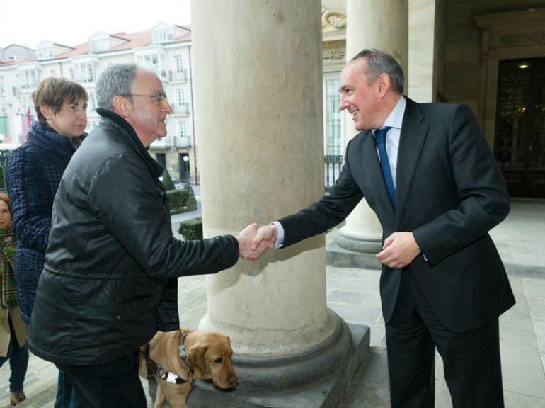 El portavoz de la Asociación 3 de marzo, Andoni Txasko y el diputado general, Ramiro González. El portavoz de la Asociación 3 de marzo, Andoni Txasko y el diputado general, Ramiro González.