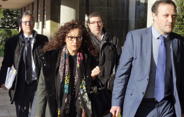Los dos altos cargos del SERGAS investigados a su entrada en los juzgados de Fontiñas en Santiago Los dos altos cargos del SERGAS investigados a su entrada en los juzgados de Fontiñas en Santiago