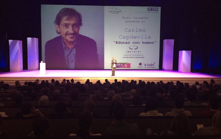 Lleno absoluto en el Palacio de Congresos de Zaragoza para aprender a "Educar con Humor", con Carles Capdevila Lleno absoluto en el Palacio de Congresos de Zaragoza para aprender a "Educar con Humor", con Carles Capdevila