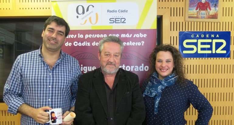 Javier Ayala, con la taza del concurso, Alberto Ramos y María Sánchez tras participar en el Doctorado Honoris Cádiz Javier Ayala, con la taza del concurso, Alberto Ramos y María Sánchez tras participar en el Doctorado Honoris Cádiz