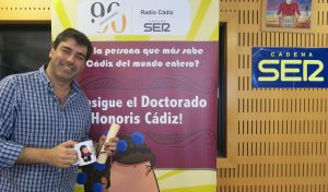 Javier Ayala, con la taza del concurso Javier Ayala, con la taza del concurso