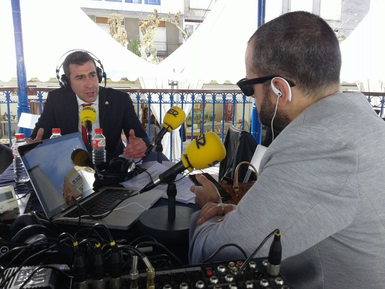 Sergio Abascal, alcalde de Santoña, entrevistado por Fermín Mier durante el programa especial Hoy por Hoy Cantabria, emitido desde la Feria. Sergio Abascal, alcalde de Santoña, entrevistado por Fermín Mier durante el programa especial Hoy por Hoy Cantabria, emitido desde la Feria.