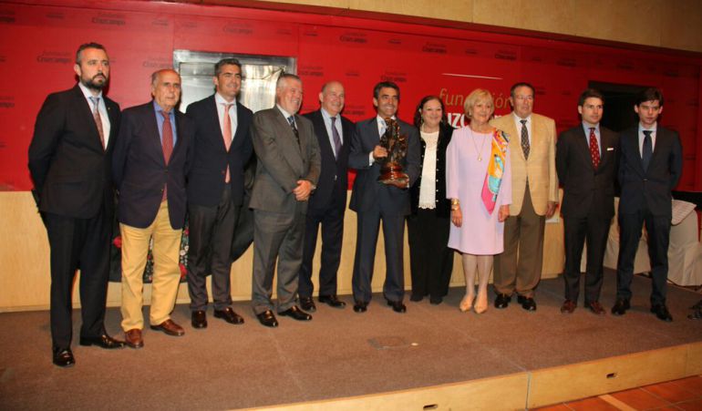 El ganadero Victorino Martín, en el centro de la imagen, junto a Julio Cuesta, presidente de la Fundación Cruzcampo y los miembros del jurado del premio 'Blanco y Oro' El ganadero Victorino Martín, en el centro de la imagen, junto a Julio Cuesta, presidente de la Fundación Cruzcampo y los miembros del jurado del premio 'Blanco y Oro'
