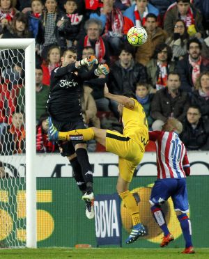 GRA495. GIJÓN, 29/04/2016.- El portero del Sporting Cuéllar (i) despeja un balón ante Jota (c), del Eibar, durante el partido de Liga en Primera División disputado esta noche en el estadio de El Molinón, en Gijón. EFE/Alberto Morante GRA495. GIJÓN, 29/04/2016.- El portero del Sporting Cuéllar (i) despeja un balón ante Jota (c), del Eibar, durante el partido de Liga en Primera División disputado esta noche en el estadio de El Molinón, en Gijón. EFE/Alberto Morante