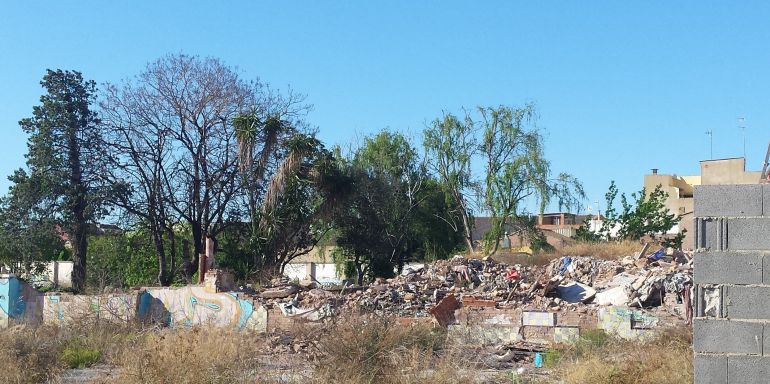 Los escombros todavía se acumulan en el solar del antiguo cuartel Los escombros todavía se acumulan en el solar del antiguo cuartel