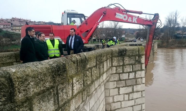 Limpieza realizada en el puente medieval de Simancas el pasado 14 de enero Limpieza realizada en el puente medieval de Simancas el pasado 14 de enero