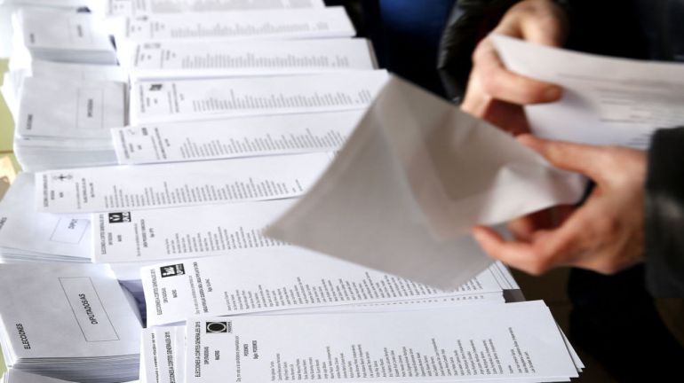 Vecinos sin recursos del municipio grancanario de Mogán denuncian la compra de sus votos por 50 euros Vecinos sin recursos del municipio grancanario de Mogán denuncian la compra de sus votos por 50 euros