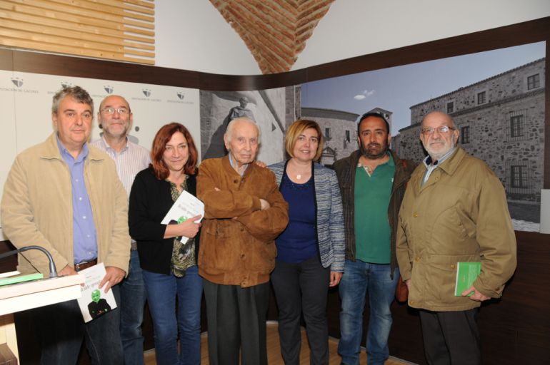 Juan Iglesias Mateos acompañado de amigos y compañeros del PSOE en la presentación de su biografía. Juan Iglesias Mateos acompañado de amigos y compañeros del PSOE en la presentación de su biografía.