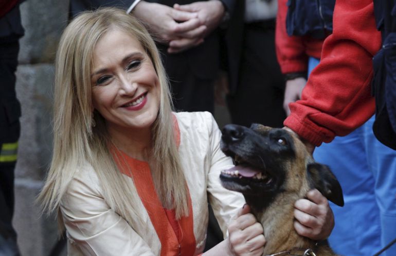 La presidenta regional, Cristina Cifuentes, acaricia a uno de los perros del Servicio de Emergencia y Respuesta Inmediata de la Comunidad de Madrid (Ericam) La presidenta regional, Cristina Cifuentes, acaricia a uno de los perros del Servicio de Emergencia y Respuesta Inmediata de la Comunidad de Madrid (Ericam)