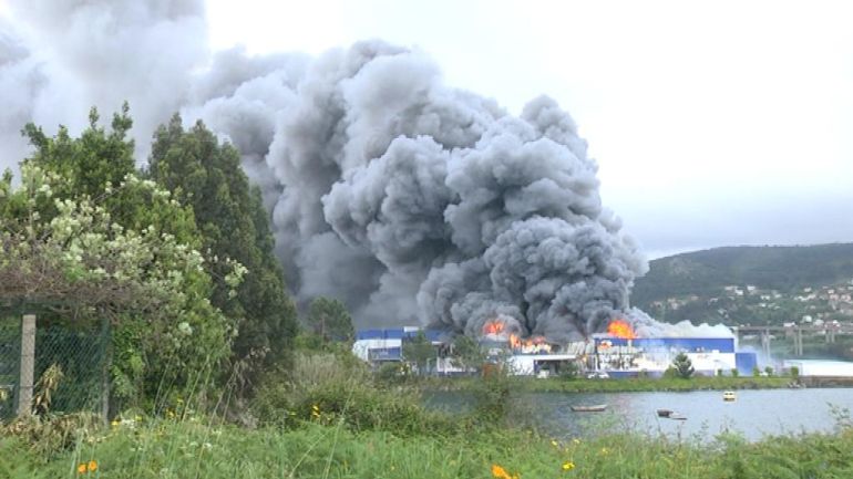 Incendio de la planta de Fandicosta en Moaña Incendio de la planta de Fandicosta en Moaña