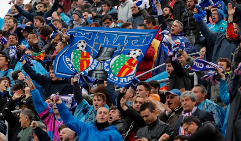 Los aficionados del Getafe animan a su equipo durante el partido correspondiente a la trigésimo séptima jornada de la Liga. Los aficionados del Getafe animan a su equipo durante el partido correspondiente a la trigésimo séptima jornada de la Liga.