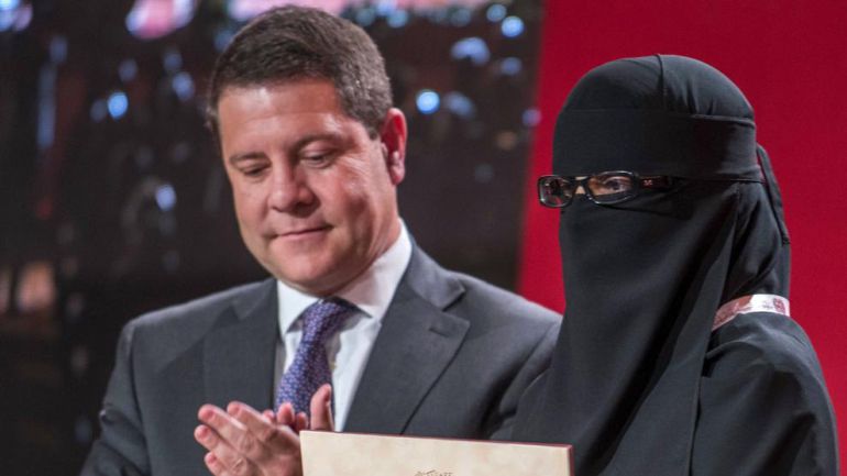 Cospedal carga contra Page por tolerar el uso del niqab Cospedal carga contra Page por tolerar el uso del niqab