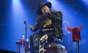 El vocalista Axl Rose, de Guns' N Roses, acompaña a la banda australiana AC/DC durante el concierto de su gira mundial "Rock od Bust" ofrecido anoche en el estadio de La Cartuja El vocalista Axl Rose, de Guns' N Roses, acompaña a la banda australiana AC/DC durante el concierto de su gira mundial "Rock od Bust" ofrecido anoche en el estadio de La Cartuja
