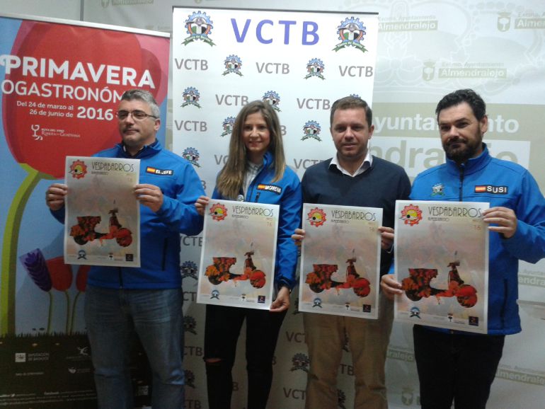 Integrantes del Vespa Club "Tierra de Barros" y del Ayuntamiento presentan la propuesta turística y gastronómica. Integrantes del Vespa Club "Tierra de Barros" y del Ayuntamiento presentan la propuesta turística y gastronómica.