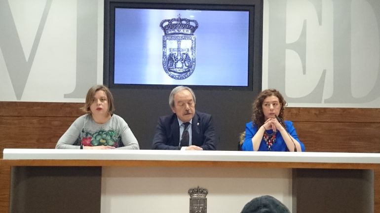 Wenceslao López, alcalde de Oviedo, flanqueado por las portavoces de SOMOS e IU, Ana Taboada y Cristina Pontón, respectivamente, valora en ruedad de prensa la sentencia del Supremo sobre Villa Magdalena. Wenceslao López, alcalde de Oviedo, flanqueado por las portavoces de SOMOS e IU, Ana Taboada y Cristina Pontón, respectivamente, valora en ruedad de prensa la sentencia del Supremo sobre Villa Magdalena.
