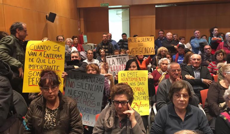 Afectats per la fallida de la secció de crèdit de la Cooperativa al plenari municipa Afectats per la fallida de la secció de crèdit de la Cooperativa al plenari municipa