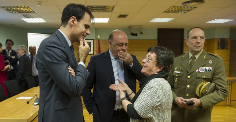 El juez Pablo Ruz (i) conversa con la consejera de Justicia e Interior del Gobierno de Navarra, María José Beaumont (2d), en presencia del presidente del Tribunal Superior de Justicia de navarra (TSJN), Joaquín Galve (2i) El juez Pablo Ruz (i) conversa con la consejera de Justicia e Interior del Gobierno de Navarra, María José Beaumont (2d), en presencia del presidente del Tribunal Superior de Justicia de navarra (TSJN), Joaquín Galve (2i)