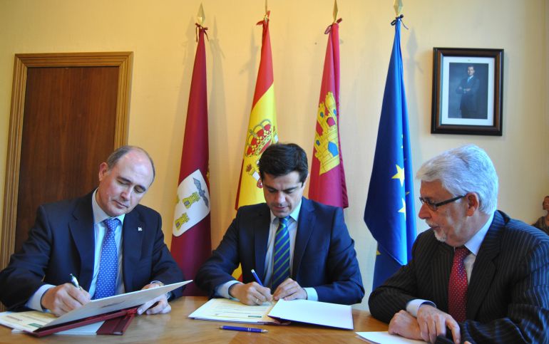 Momento de la firma entre el alcalde y miembros de la Fundación Globalcaja Albacete Momento de la firma entre el alcalde y miembros de la Fundación Globalcaja Albacete