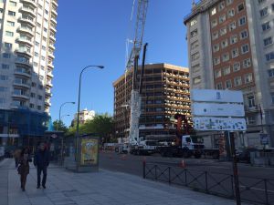 Una grúa de grandes dimensiones paraliza Plaza España Una grúa de grandes dimensiones paraliza Plaza España