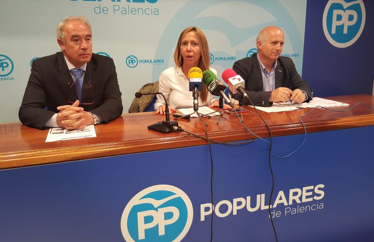 De izquierda a derecha: Javier San Millán, Carmen Fernández y Urbano Alonso De izquierda a derecha: Javier San Millán, Carmen Fernández y Urbano Alonso