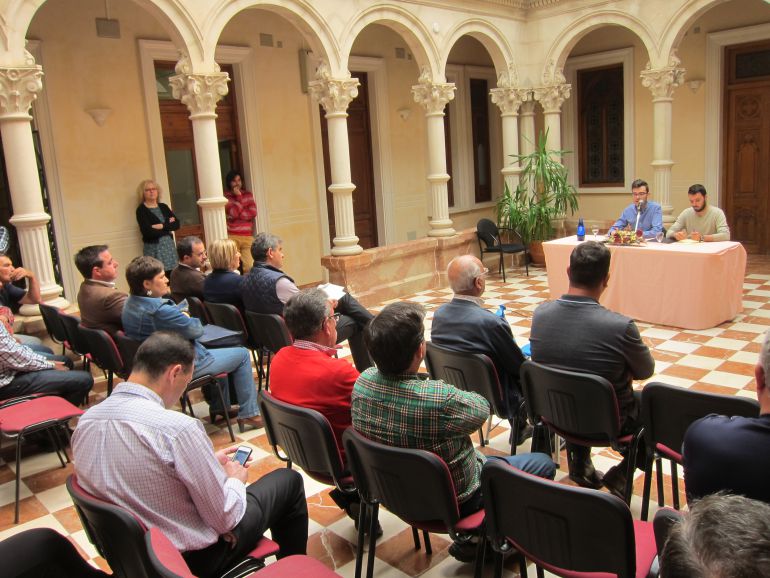 Reunión de sindicatos, sectores agrarios y políticos para debatir sobre esas bonificaciones del IRPF sólo a dos municipios de la comarca Reunión de sindicatos, sectores agrarios y políticos para debatir sobre esas bonificaciones del IRPF sólo a dos municipios de la comarca
