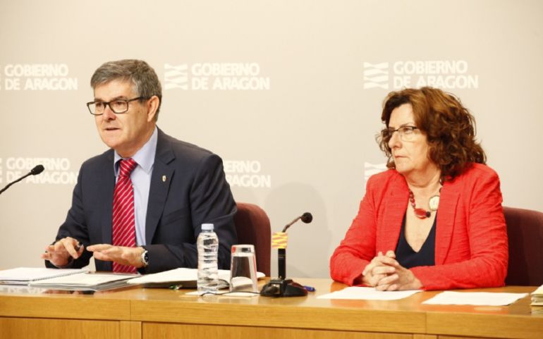 El consejero de Presidencia, Vicente Guillén, junto a la consejera de Derechos Sociales, Mª Victoria Broto, durante la rueda de prensa posterior al Consejo de Gobierno El consejero de Presidencia, Vicente Guillén, junto a la consejera de Derechos Sociales, Mª Victoria Broto, durante la rueda de prensa posterior al Consejo de Gobierno