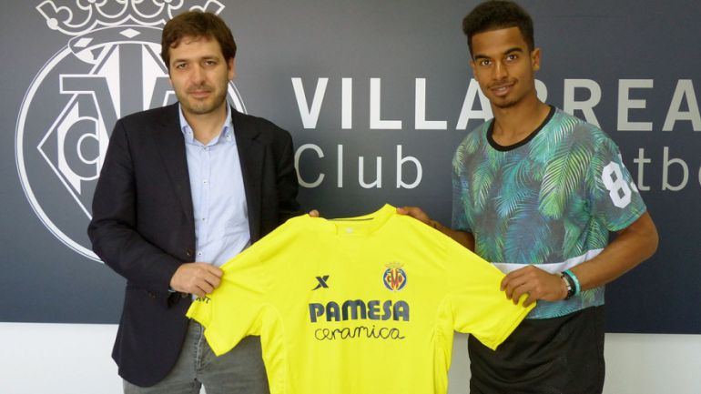El consejero delegado del Villarreal CF, Fernando Roig, presenta a su último fichaje el qatari Akram Afif El consejero delegado del Villarreal CF, Fernando Roig, presenta a su último fichaje el qatari Akram Afif