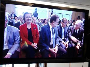 Los medios de comunicación han tenido que seguir la comparecencia de los candidatos a través de un plasma Los medios de comunicación han tenido que seguir la comparecencia de los candidatos a través de un plasma