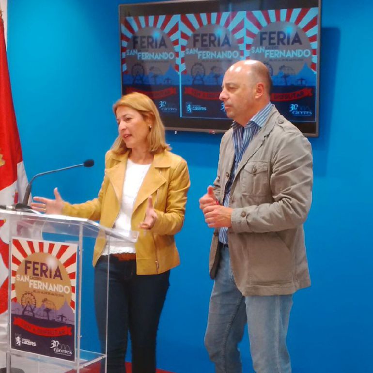 La alcaldesa Elena Nevado y el concejal de festejos Pedro Muriel presentan la programación de la Feria de San Fernando. La alcaldesa Elena Nevado y el concejal de festejos Pedro Muriel presentan la programación de la Feria de San Fernando.