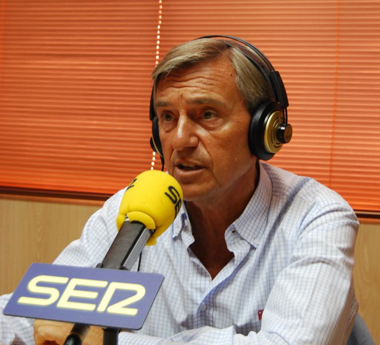 Foto de archivo. José Jover en los estudios de Ser Madrid Oeste Foto de archivo. José Jover en los estudios de Ser Madrid Oeste