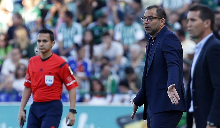 El entrenador del Getafe, Juan Esnáider durante el partido ante el Betis correspondiente a la 38 y última jornada de la Liga. El entrenador del Getafe, Juan Esnáider durante el partido ante el Betis correspondiente a la 38 y última jornada de la Liga.