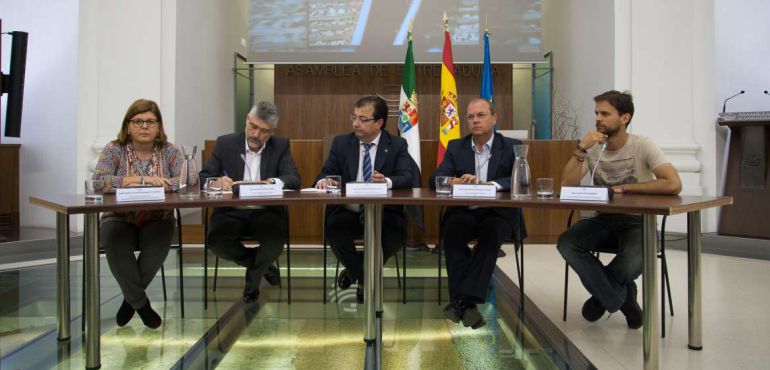 Firma del pacto por el ferrocarril en la Asamblea de Extremadura