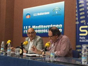 Con Antonio Serrano, director del IES Mediterráneo. Con Antonio Serrano, director del IES Mediterráneo.