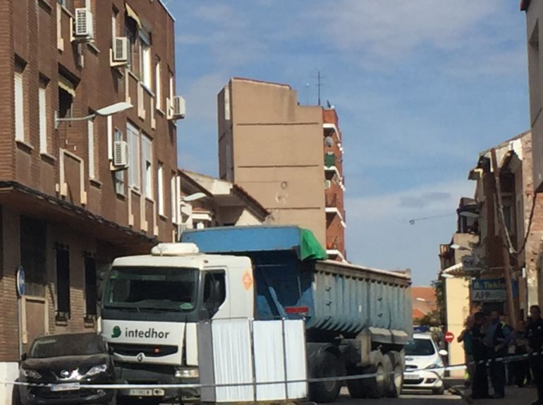 El camión al perder el control ha empotrado al vehículo contra la pared El camión al perder el control ha empotrado al vehículo contra la pared