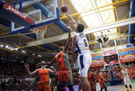 El jugador del Murcia Antelo lanza a canasta ante la defensa del Fuenlabrada, durante el partido de la trigésimo cuarta jornada de la fase regular de la Liga ACB de baloncesto que ambos equipos disputaron en el pabellón Fernando Martín de la localidad madrileña. El jugador del Murcia Antelo lanza a canasta ante la defensa del Fuenlabrada, durante el partido de la trigésimo cuarta jornada de la fase regular de la Liga ACB de baloncesto que ambos equipos disputaron en el pabellón Fernando Martín de la localidad madrileña.