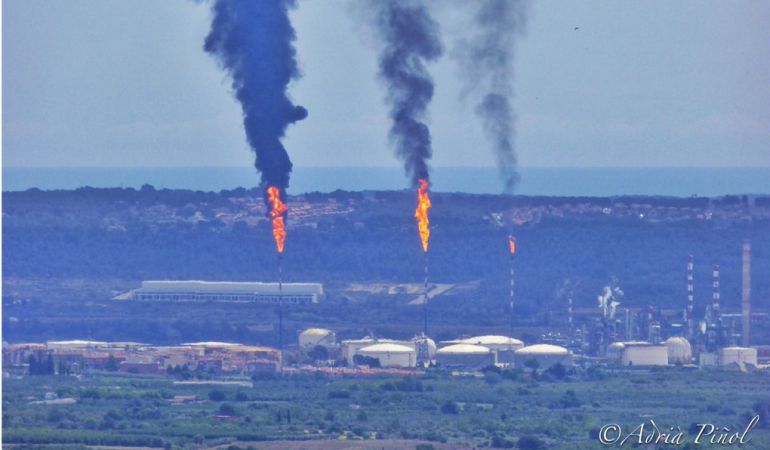 Les torxes cremant al polígon químic Nord de Tarragona Les torxes cremant al polígon químic Nord de Tarragona