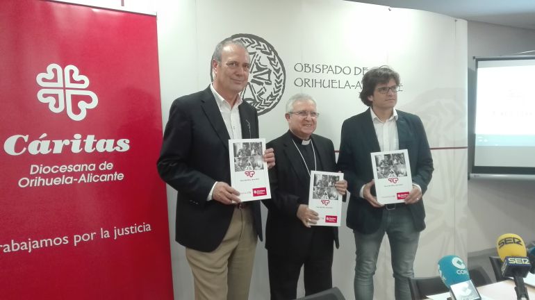 Jaime Pérez (i) y Francisco Javier Ruvira (d) flanquean al obispo de Alicante, Jesús Murgui Jaime Pérez (i) y Francisco Javier Ruvira (d) flanquean al obispo de Alicante, Jesús Murgui