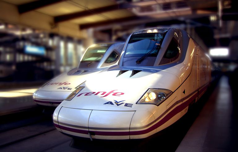 Dos trenes AVE, estacionados en una terminal. Dos trenes AVE, estacionados en una terminal.