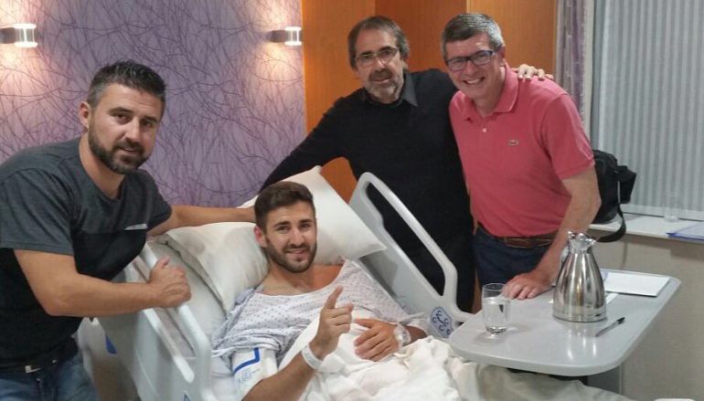 Raúl Navas posa en Londres tras ser operado Raúl Navas posa en Londres tras ser operado
