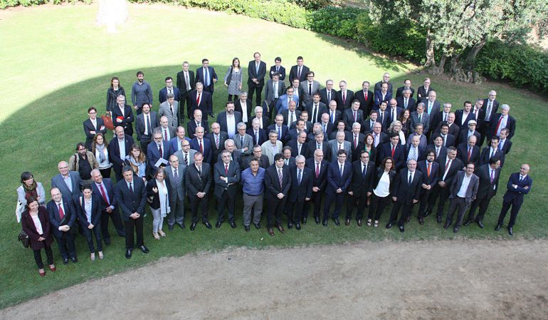 Foto de família dels 120 assistents a la reunió de la Taula Estratègica del corredor mediterrani, encapçalats pel president Puigdemont, el 25 de maig del 2016 Foto de família dels 120 assistents a la reunió de la Taula Estratègica del corredor mediterrani, encapçalats pel president Puigdemont, el 25 de maig del 2016
