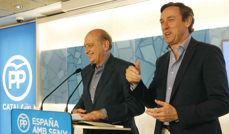 El ministro de Interior en funciones y candidato de los populares catalanes a las elecciones, Jorge Fernández Díaz (i), junto al portavoz del PP en el Congreso Rafael Hernando El ministro de Interior en funciones y candidato de los populares catalanes a las elecciones, Jorge Fernández Díaz (i), junto al portavoz del PP en el Congreso Rafael Hernando