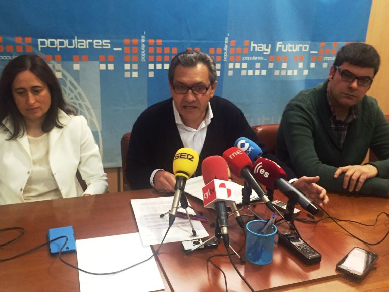 El portavoz del PP, Adolfo Canedo, y concejales del grupo municipal popular